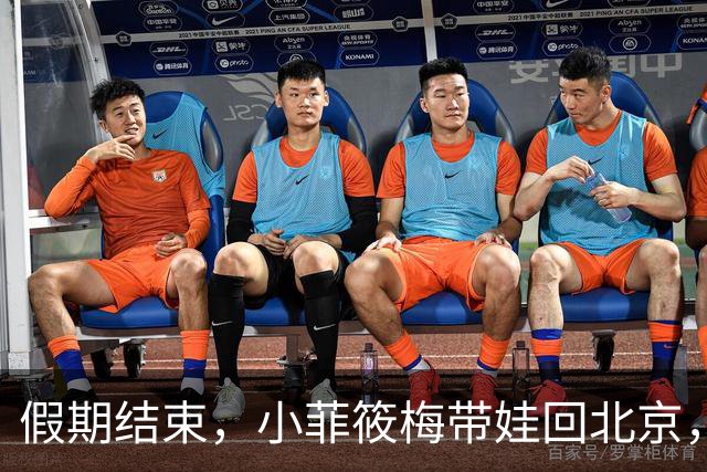 假期结束，小菲筱梅带娃回北京，小杨阿姨开播人气高，自己做卷饼吃得香